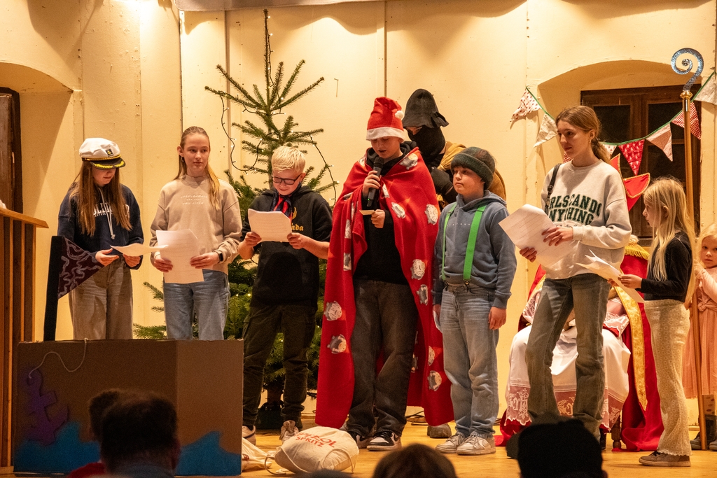 Nikolaus verteilt Tüten an die Kinder