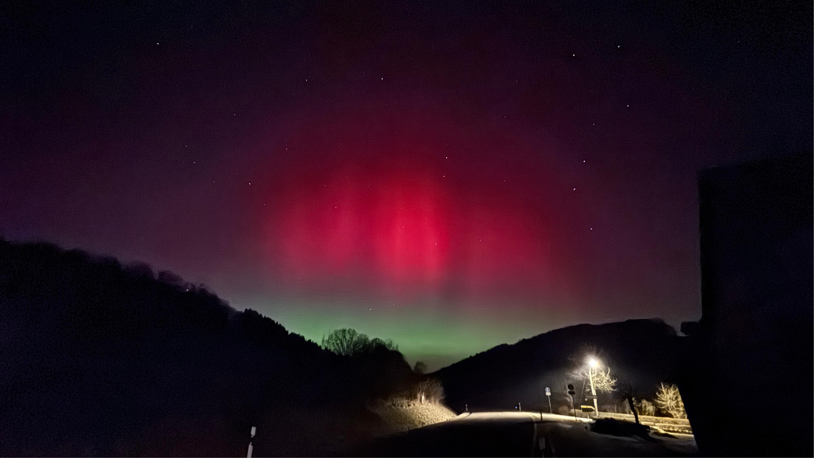 Rötlicher Polarlichtbogen über dem Sauerland